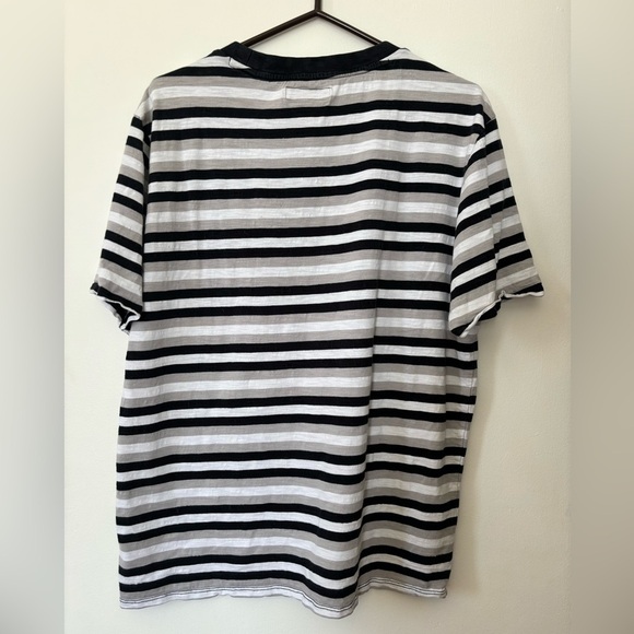 🎉4/30$🎉 Guess Black & White Striped Shirt – Size Large 👕 - Picture 4 of 4